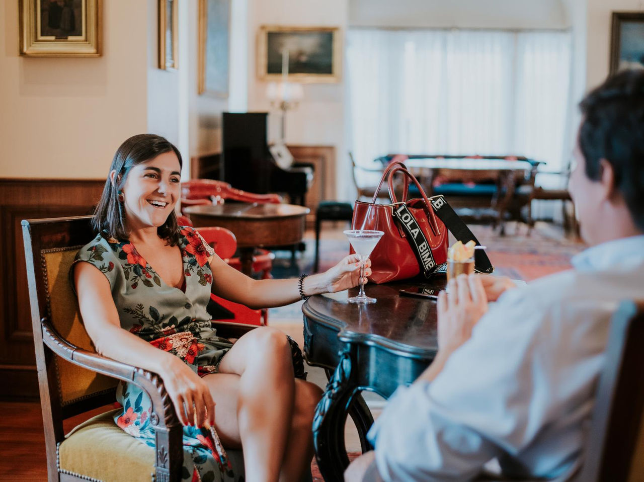 O bar Cocktail, do Hotel 4 Estrelas no Centro do Funchal, tem uma mesa para conversar enquanto bebe uma bebida