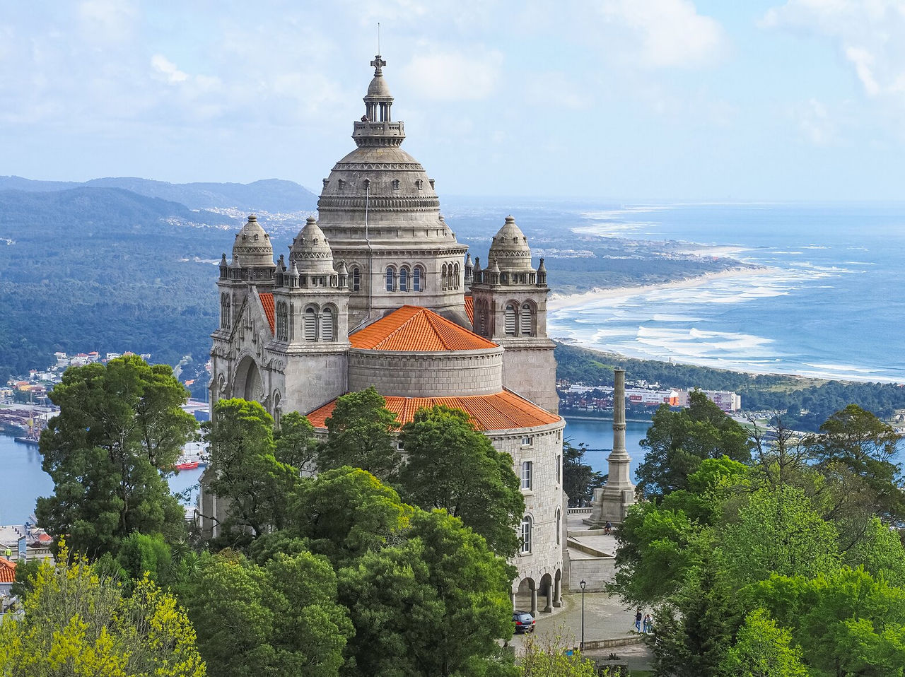 Vista aérea da Basílica de Santa Luzia, um dos principais pontes de atração de Viana do Castelo