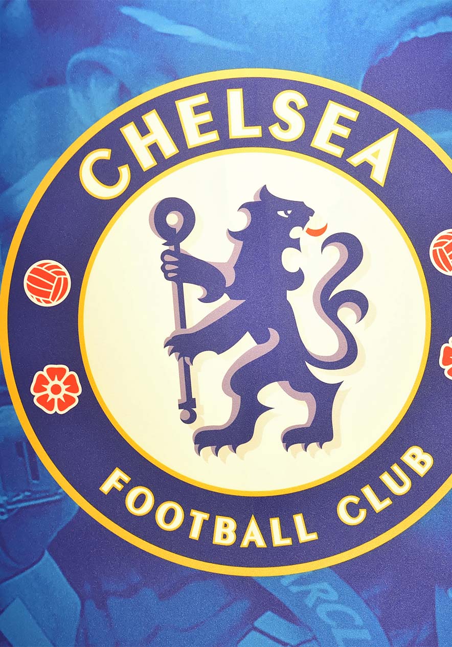 Emblema do Chelsea Football Club, com fundo azul com adeptos a cantar e a torcer num jogo de futebol, com um leão no emblema