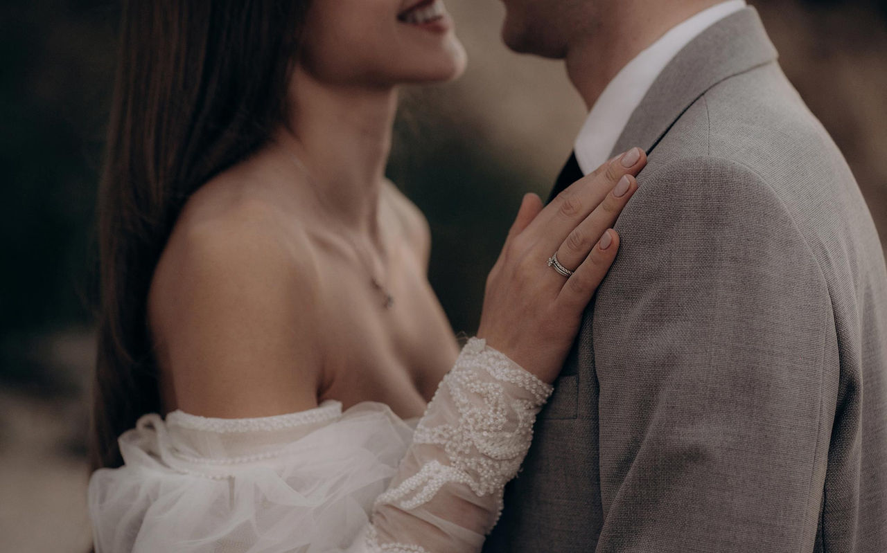 Casal sorridente celebra o seu casamento no Pestana Hotel Group, num espaço especial e com decoração personalizada