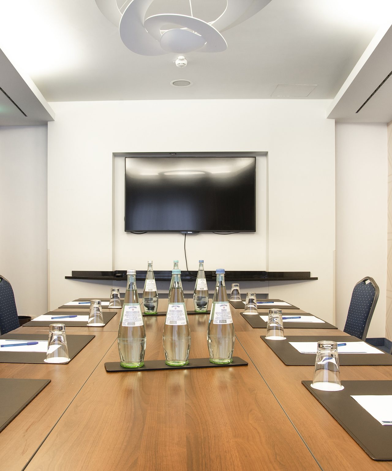 Reuniões e Conferências no Pestana Hotel Group, em pequenas salas com decoração elegante, equipadas com garrafas de água