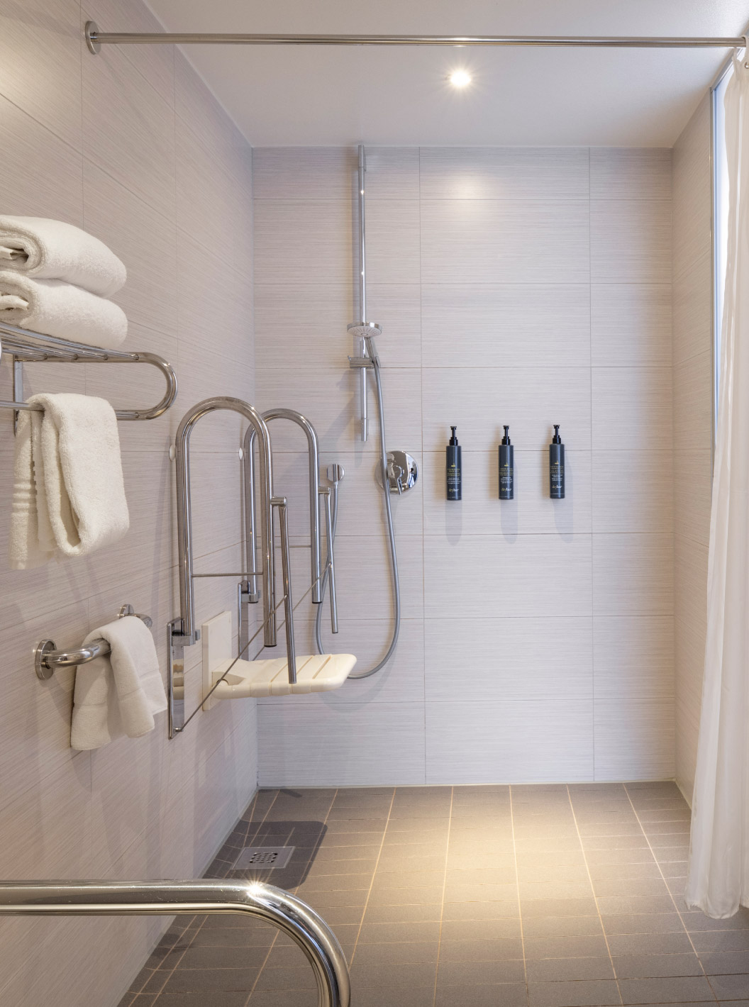 The Family at Pestana Brussels Schuman has a bathroom adapted for people with reduced mobility