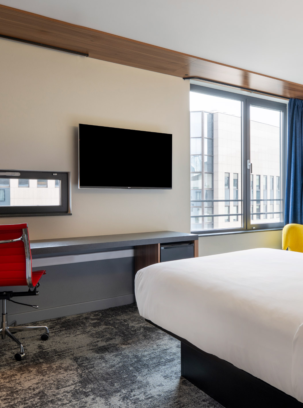The Standard Twin at Pestana Brussels Schuman has two single beds, two windows, and a wall-mounted television