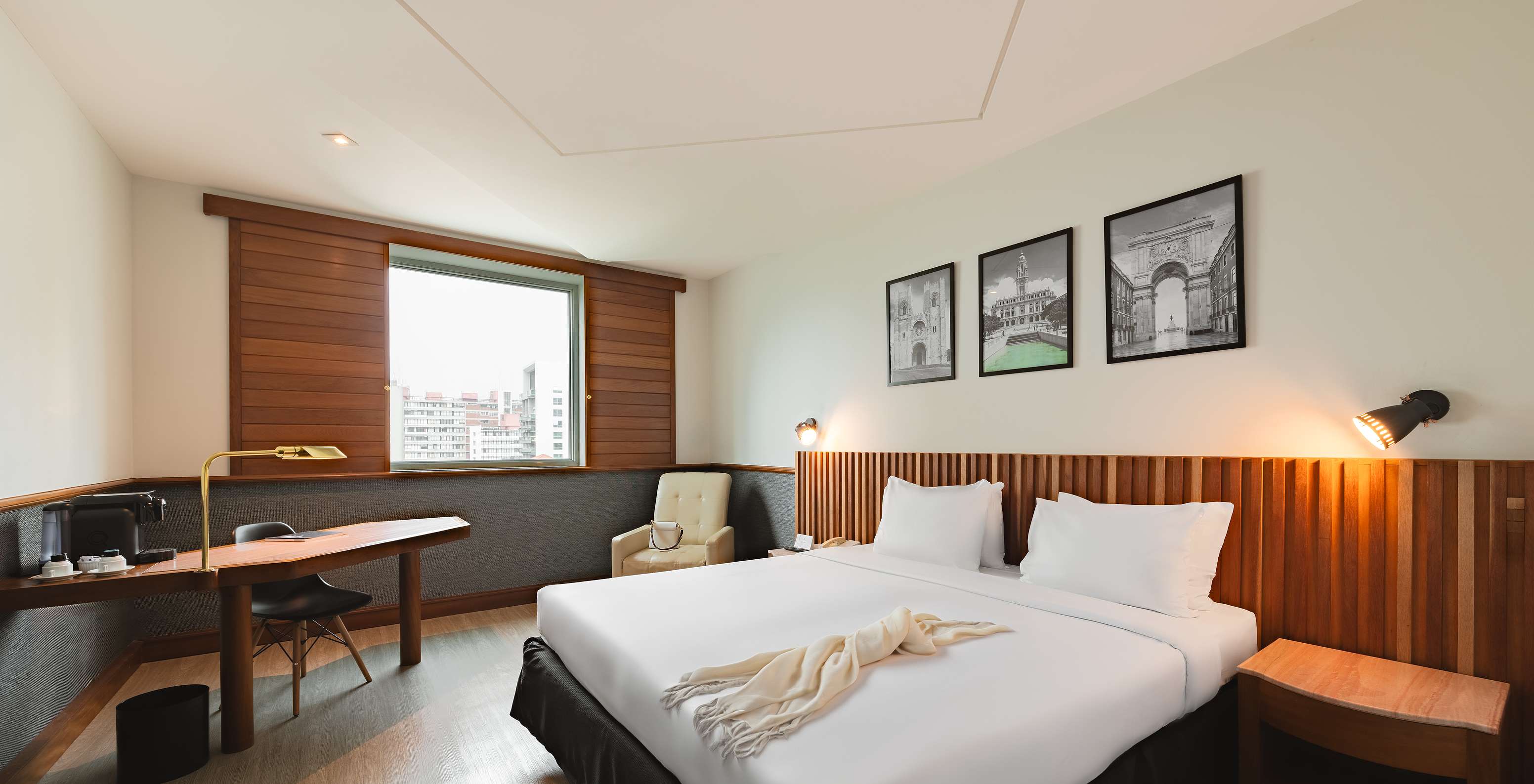 The Queen Superior of Pestana São Paulo has a double bed and a window with a view of downtown São Paulo