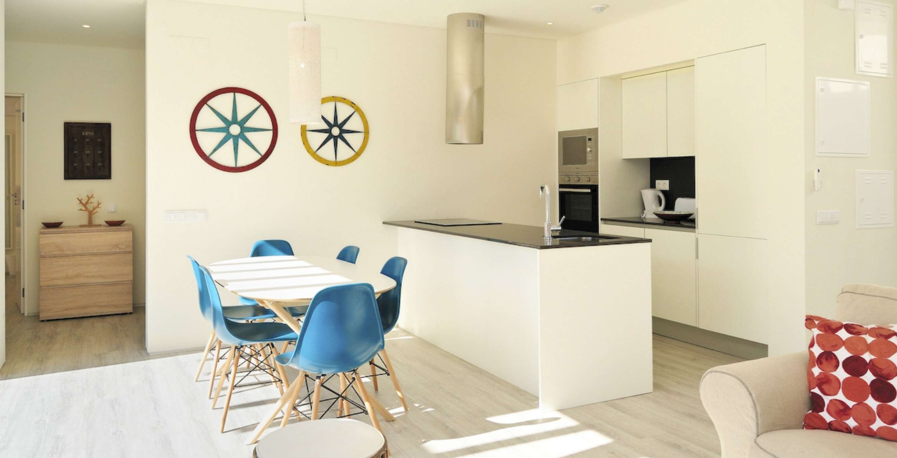 The 3-Bedroom Villas of Pestana Tróia Eco Resort have a kitchen with countertop and a table with chairs