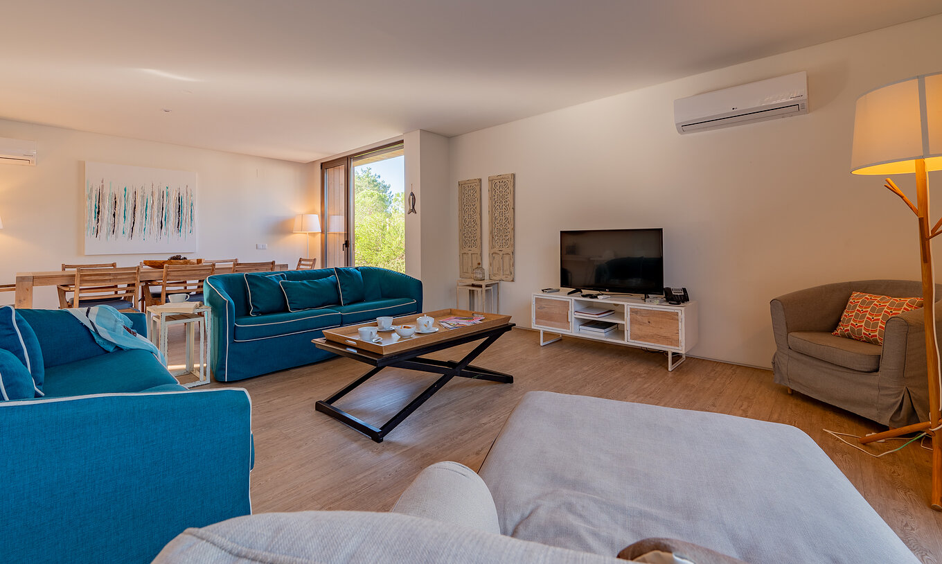 The Deluxe 4 Bedroom Villas with Private Pool of Pestana Tróia Eco Resort has a room with several sofas and a coffee table