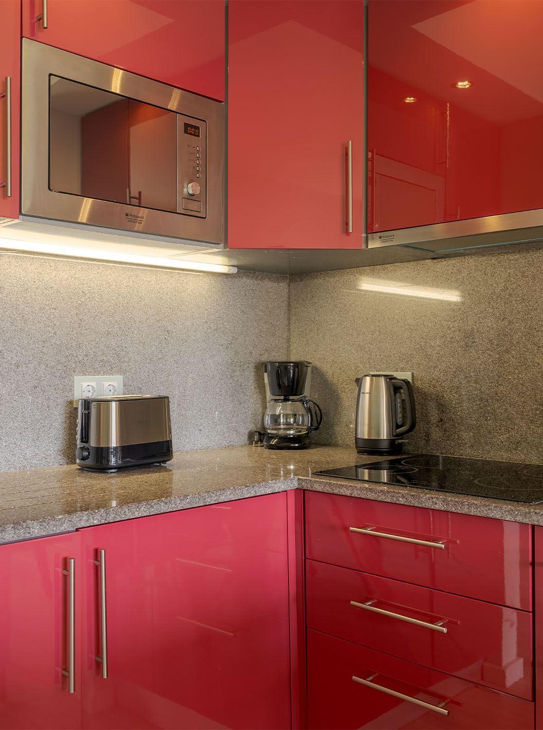 The Duplex Sea View Suite T1 at Pestana Alvor Praia has a kitchen with a stove, microwave, kettle, and toaster