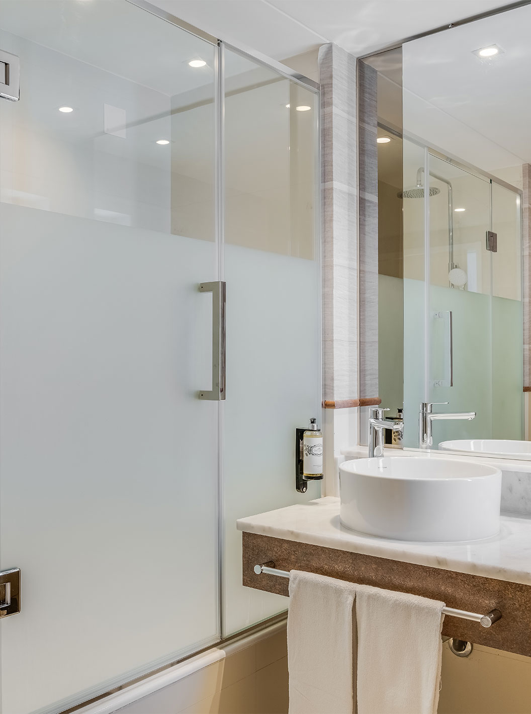 The Superior Family Sea View Room at Pestana Blue Alvor Beach has a bathroom with a sink, mirror, and a shower