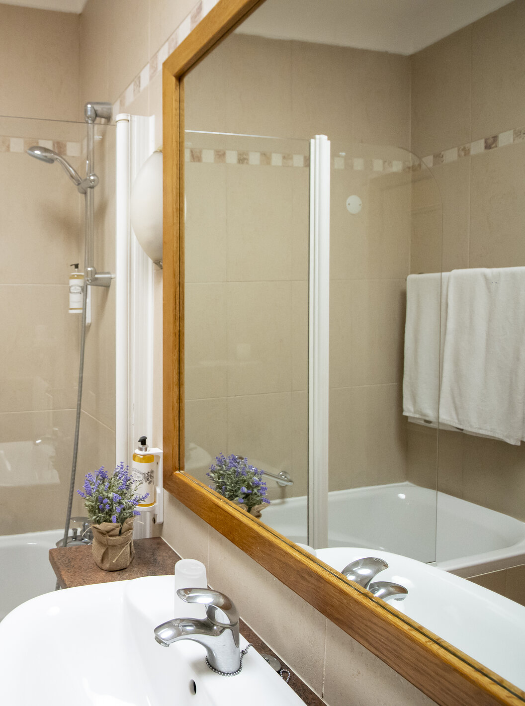 The T2 Apartment Standard do Pestana Palm Gardens has a bathtub with shower, towels and a sink