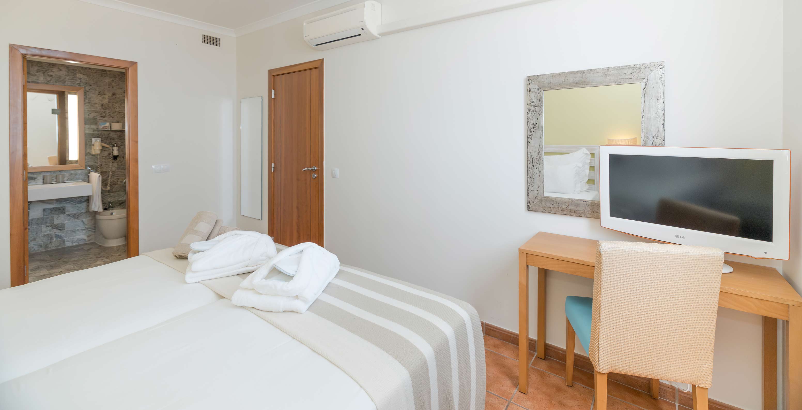 The Sea View Suite at Pestana Viking has a room with two beds, air conditioning, desk and bathroom