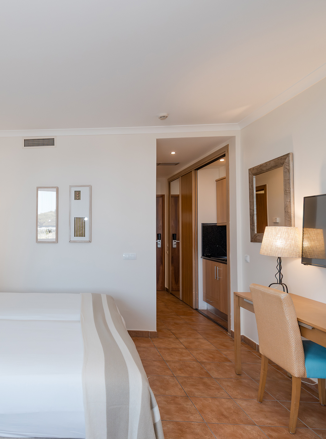 The Deluxe Garden View at Pestana Viking has two beds, bedside table, desk and TV
