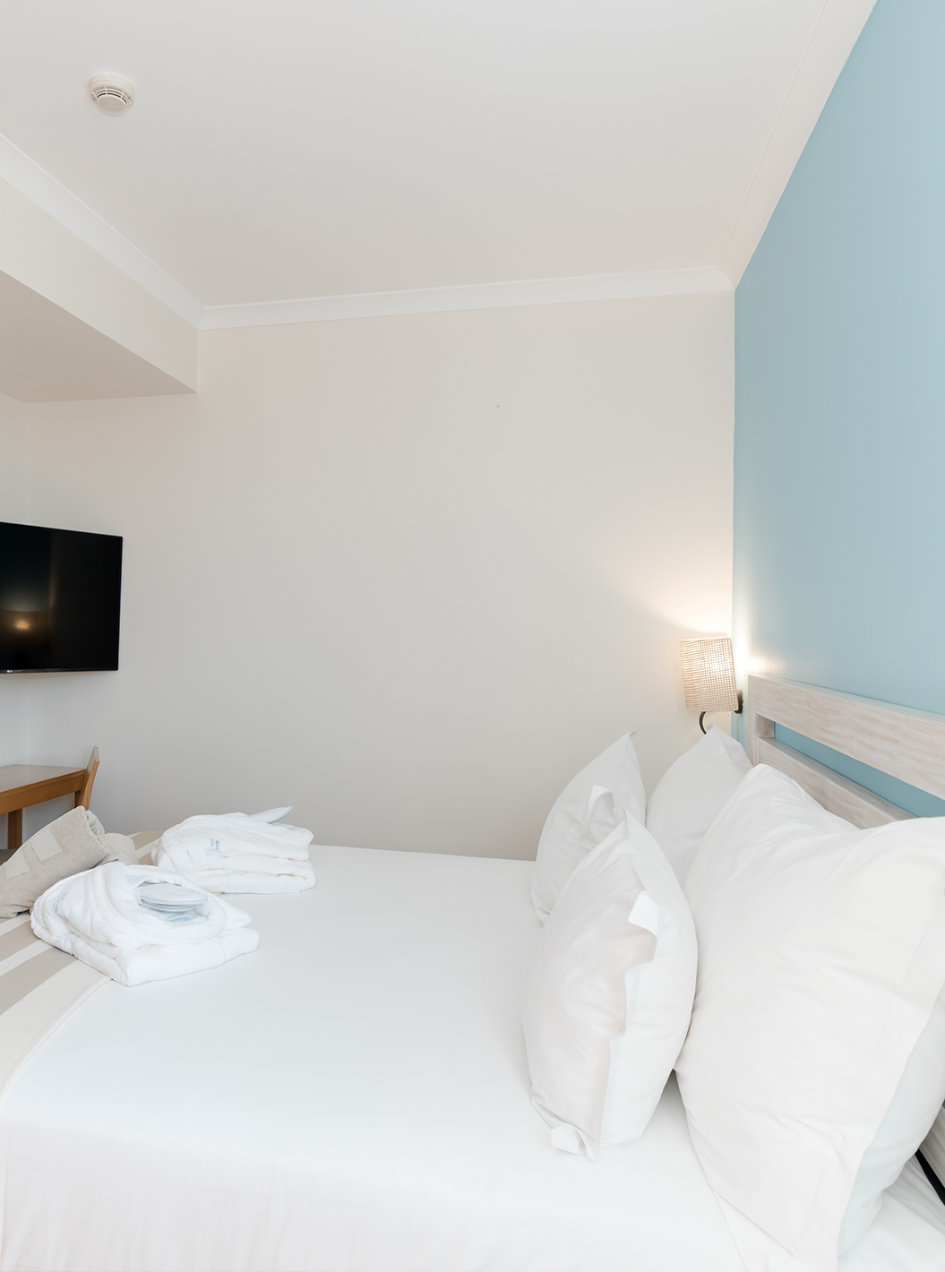 The T2 Suite at Pestana Viking has a room with double bed, TV and mirror
