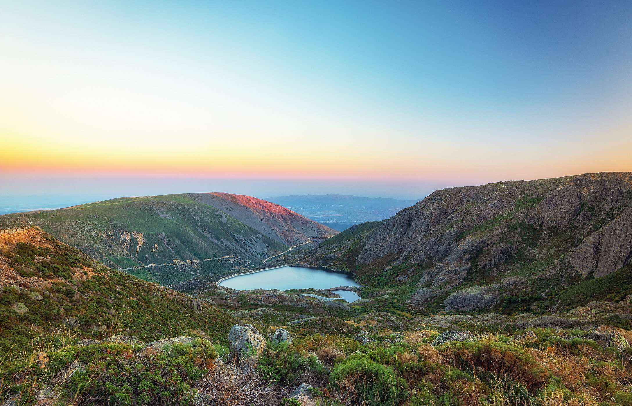 Serra da Estrela reveals its natural beauty, even without snow, with stunning landscapes and charming trails