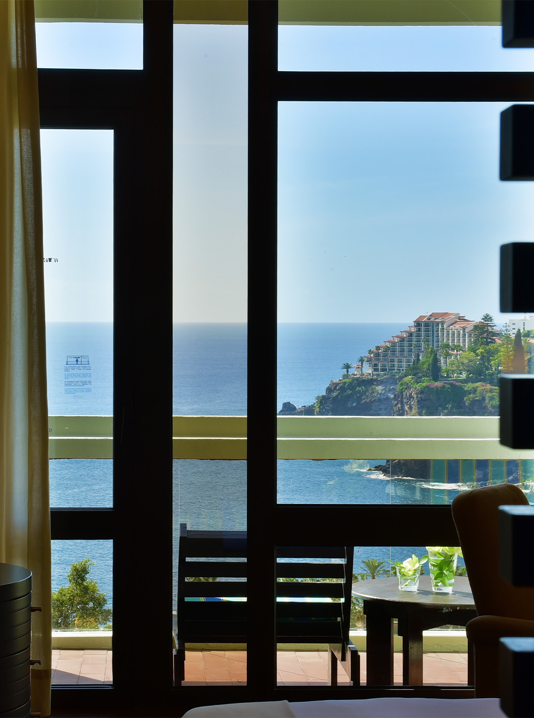 O Clássico Vista Lateral Mar do Pestana Casino PaThe Classic Side Sea View room at Pestana Casino Park has a TV and a balcony with a table and sea viewark tem uma televisão e uma varanda com uma mesa e vista para o mar