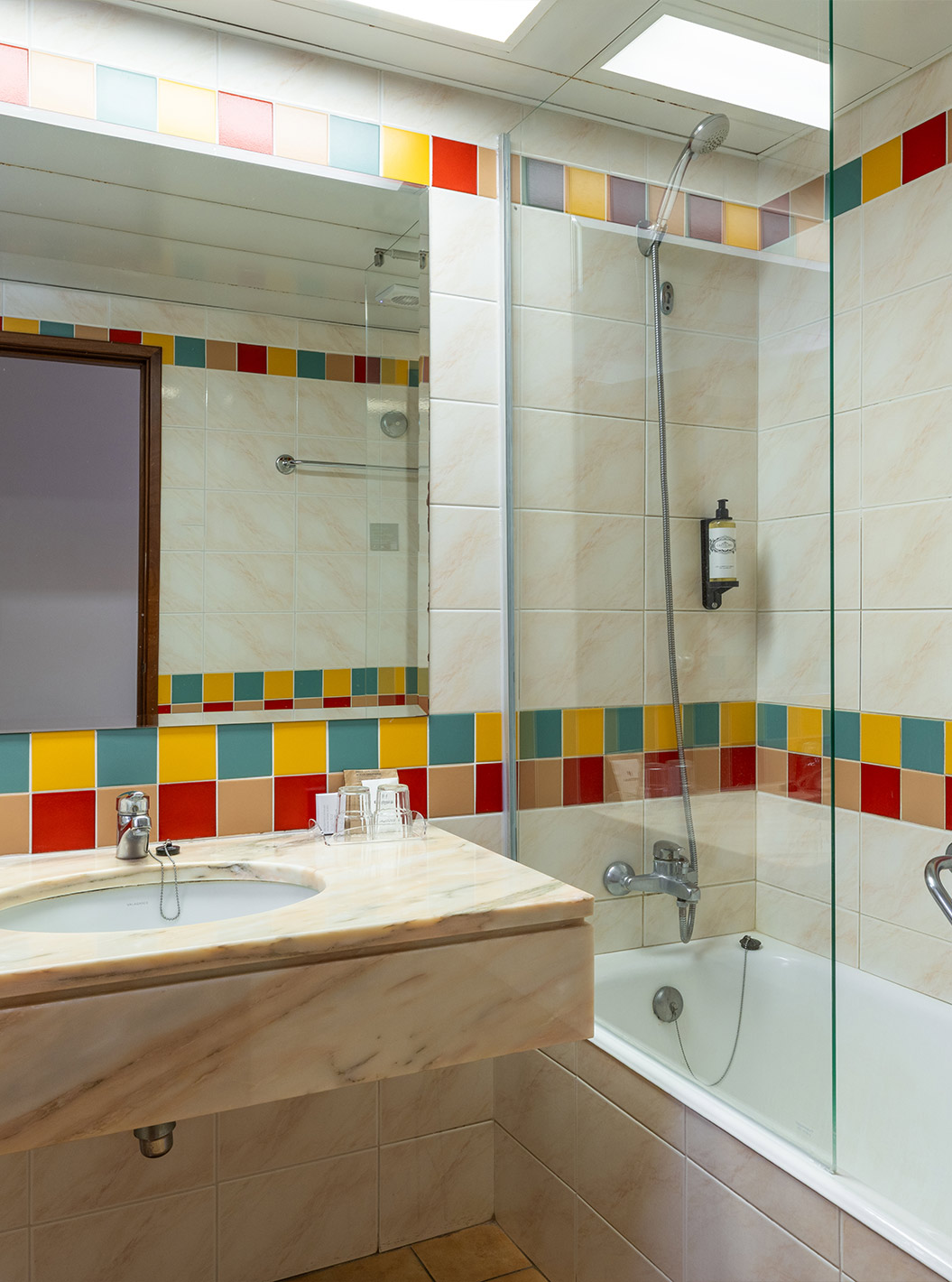 The Pestana Ocean Bay All Inclusive Superior Sea View has a bathroom with a bathtub and a washbasin with a mirror