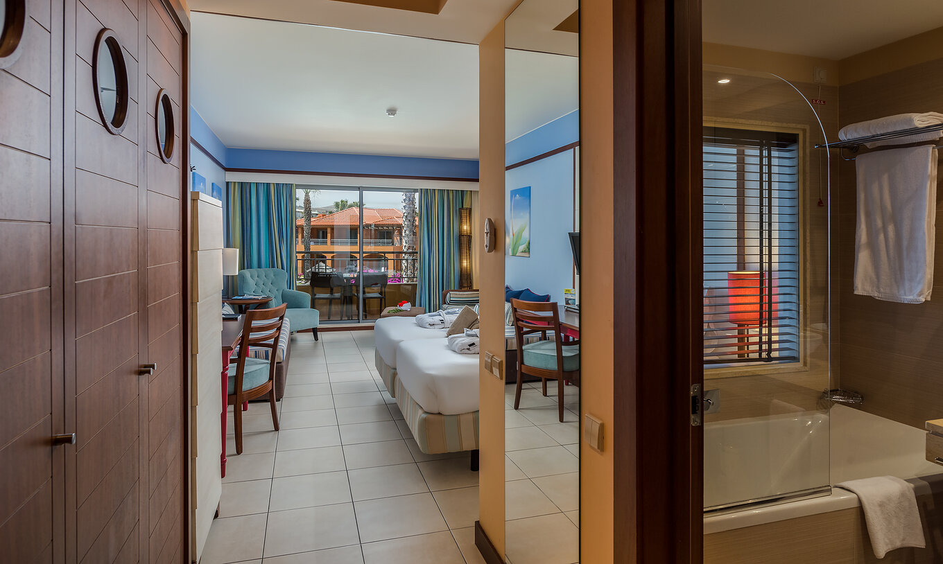 The Pool View Double of Pestana Porto Santo All Inclusive has an entry hallway with a wardrobe and a mirror