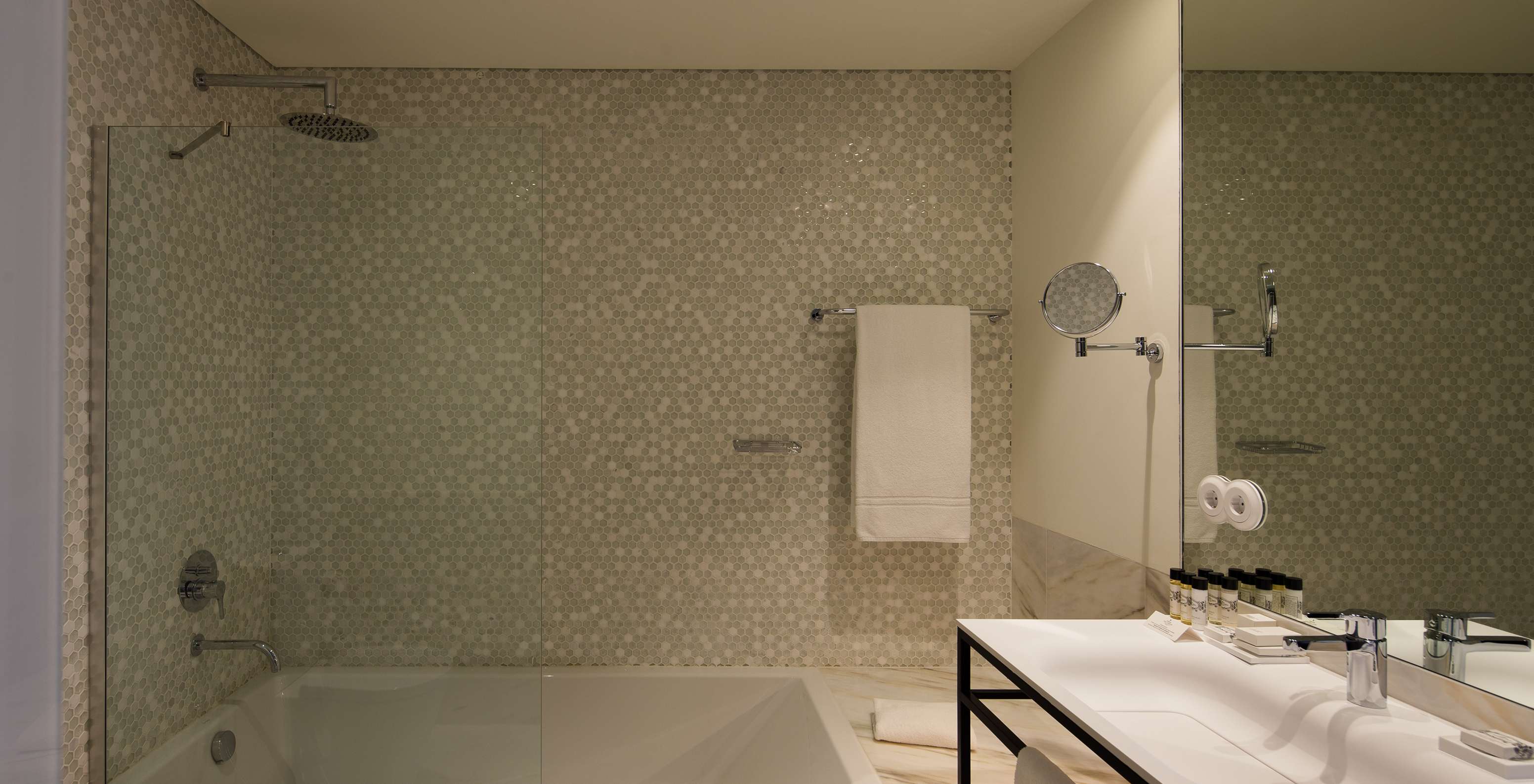 The Deluxe Executive Grand View do Pestana Porto - A Brasileira has a large bathtub with shower with hexagonal tiles