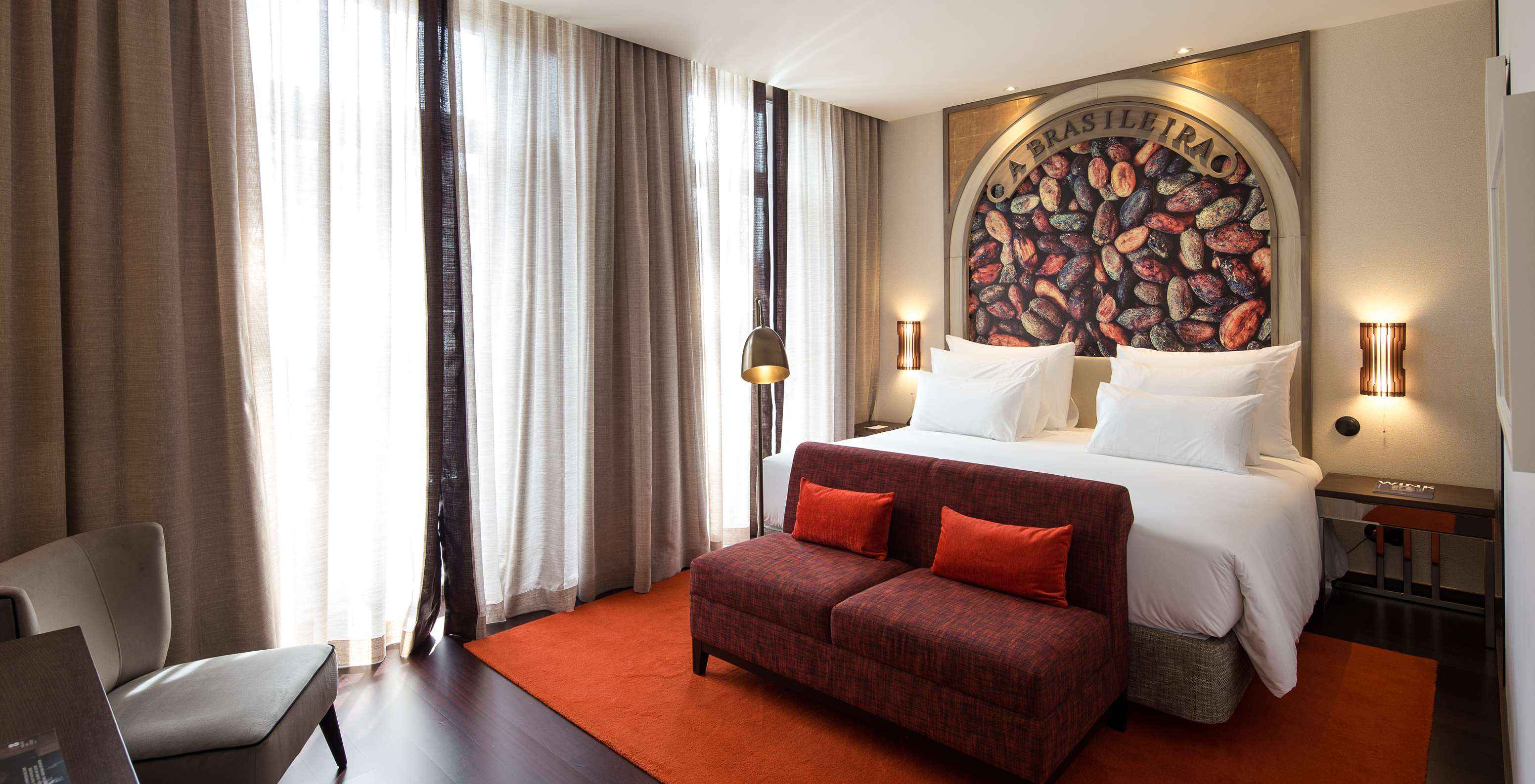 The Deluxe Executive do Pestana Porto - A Brasileira has a double bed with a double sofa at the foot of the bed