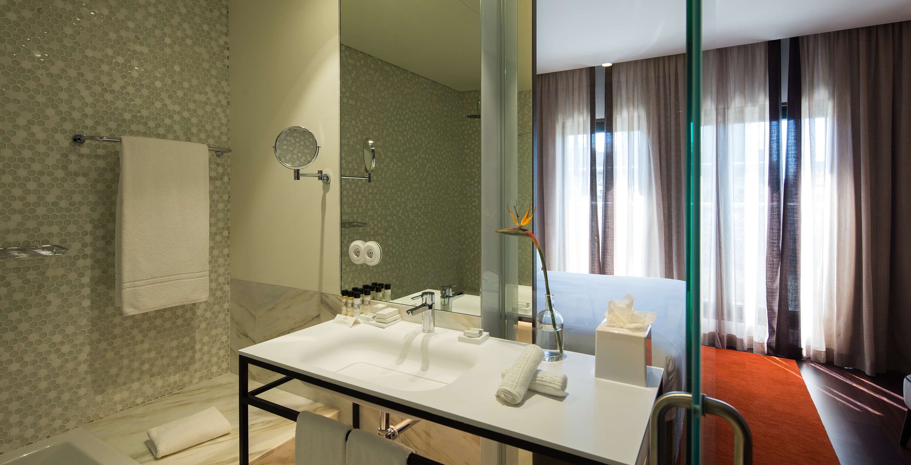 The Deluxe Executive Grand View do Pestana Porto - A Brasileira has a bathroom with bathtub and a sink