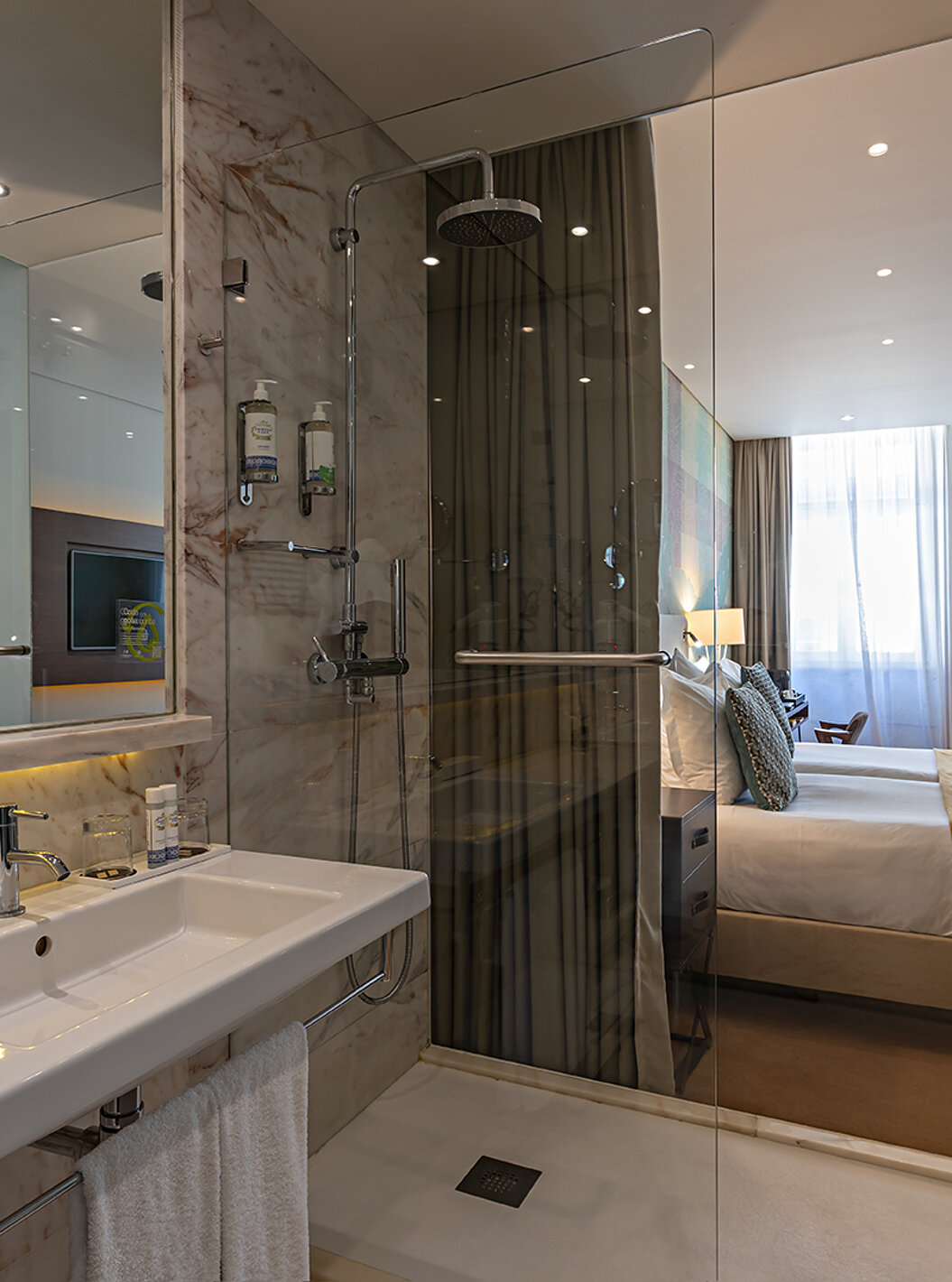The Superior at Pestana Vintage Porto has a bathroom with a sink, a mirror and a shower with access to the room