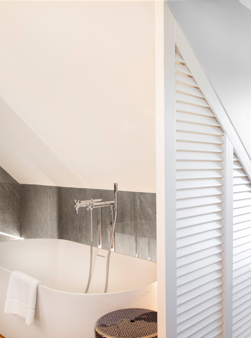 The Suite Plaza Mayor at Pestana Plaza Mayor Madrid has a bathroom with bathtub and window with a view of Plaza Mayor