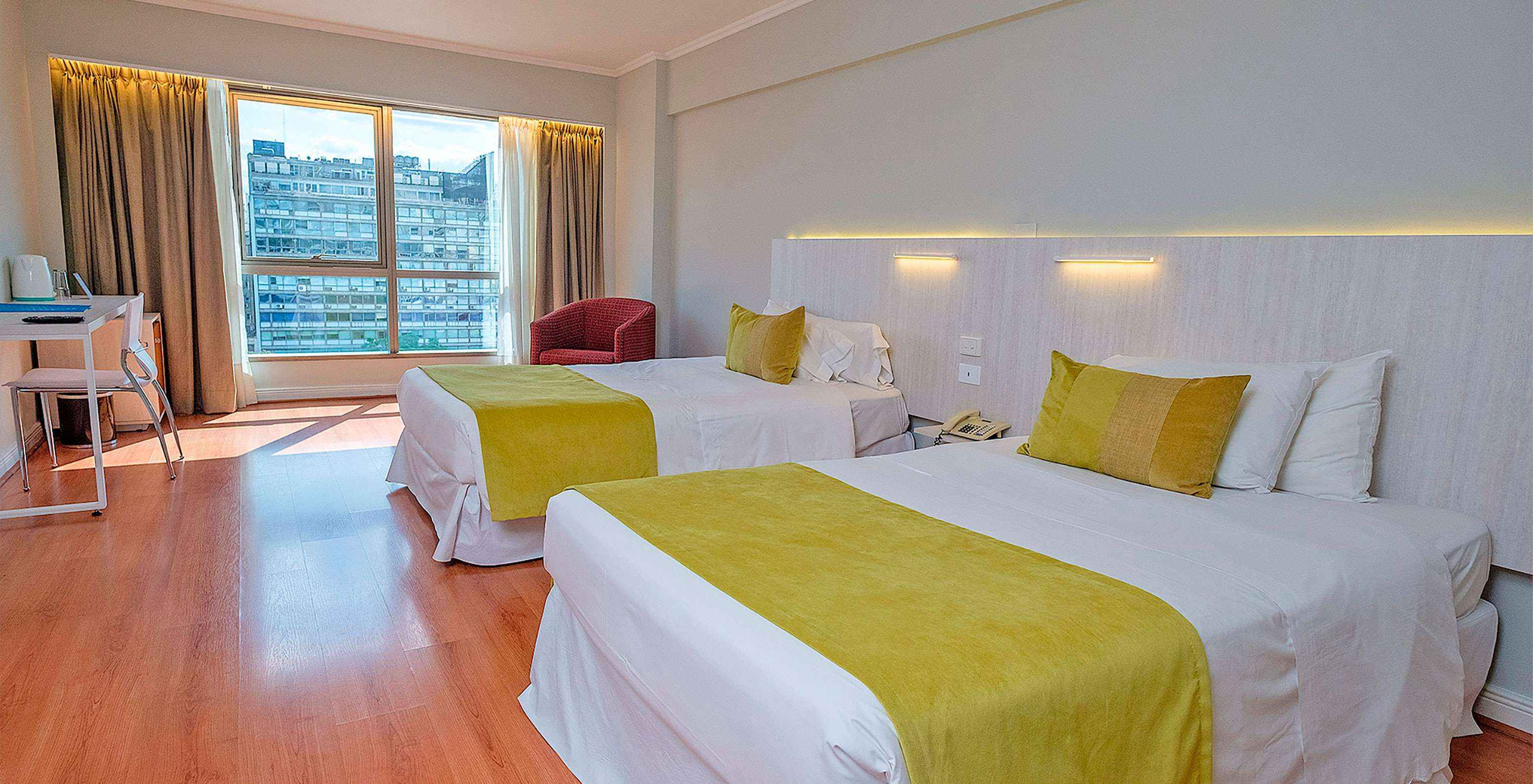 La Twin Superior del Pestana Buenos Aires cuenta con dos camas individuales, mesita y silla