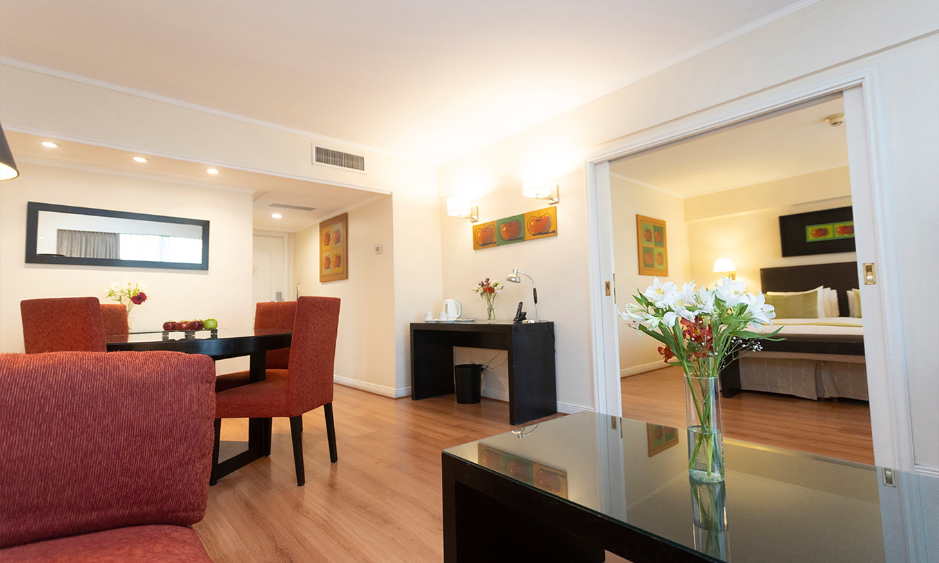 La Suite del Pestana Buenos Aires cuenta con una mesa con sillas, espejo, teléfono y mesa de centro