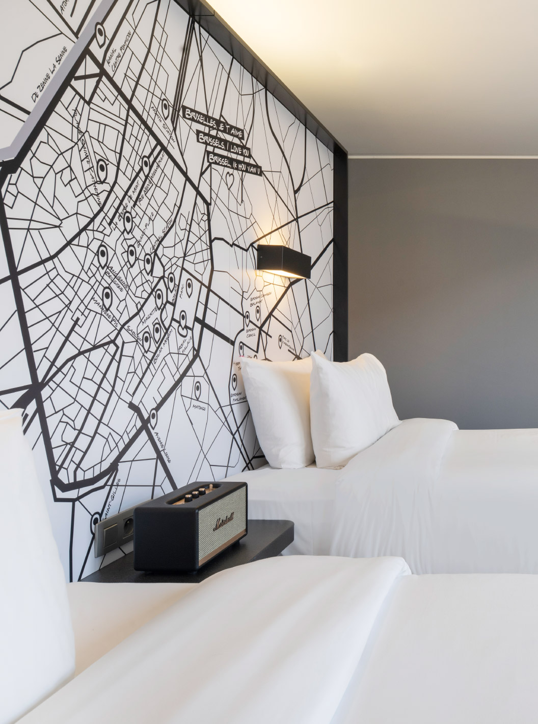 El Superior Twin del Pestana Brussels Schuman tiene dos camas individuales, una televisión colgada y un escritorio