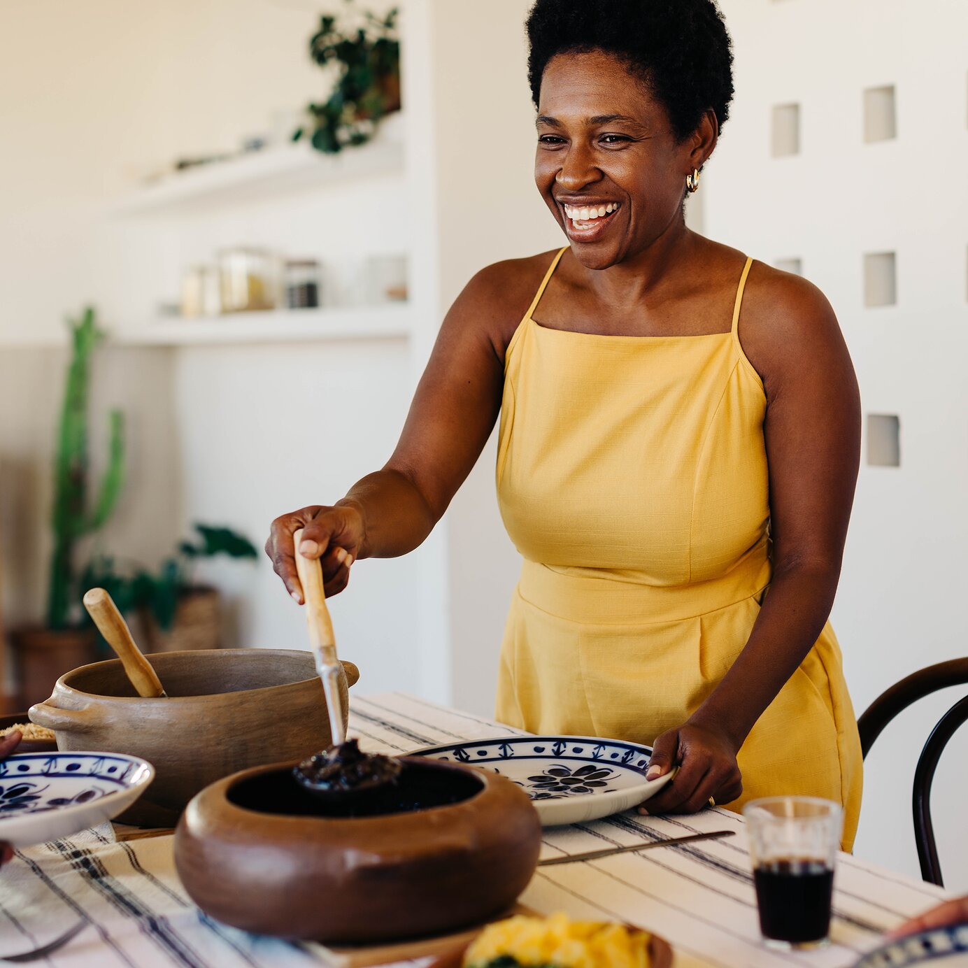 Hospédese en un hotel Pestana y experimente la gastronomía típica de Brasil, como la picanha acompañada de frijoles negros.