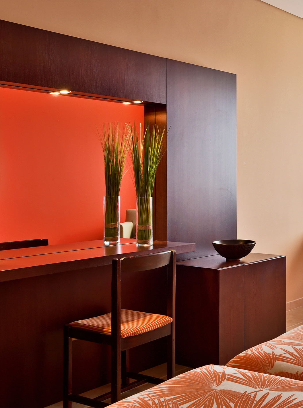 La Habitación Classic Sea View del Pestana Tropico cuenta con un escritorio con candeeiro y una silla, cama y un espejo