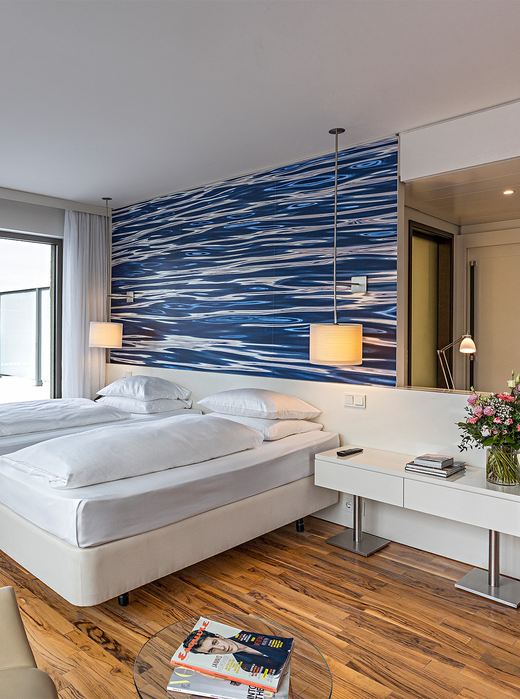 El Cuarto Premium con Balcón Panorámico del Pestana Berlin Tiergarten tiene dos camas individuales, televisión y balcón