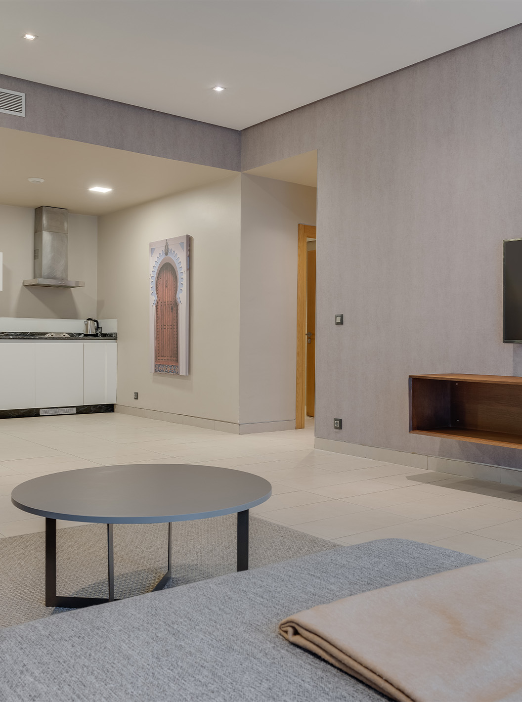 La Family Suite Premium del Pestana Casablanca tiene un sofá cómodo con chaise longue, televisión y kitchenette