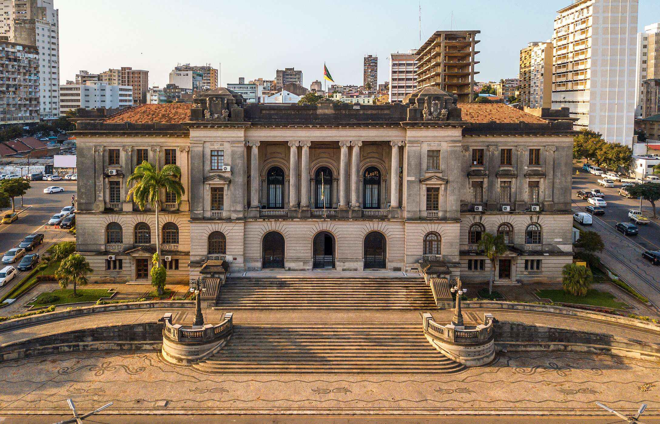 Vista aérea del edificio del Ayuntamiento de Maputo, con arquitectura neoclásica, rodeado de calles concurridas
