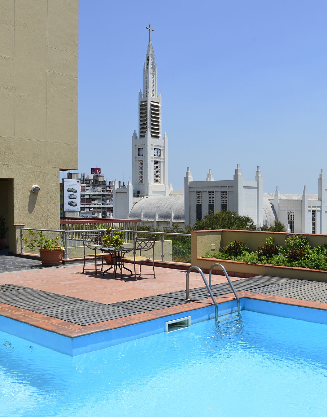 Azotea con piscina y vista a la Catedral de Maputo de Pestana Rovuma, un hotel de 4 estrellas en Maputo