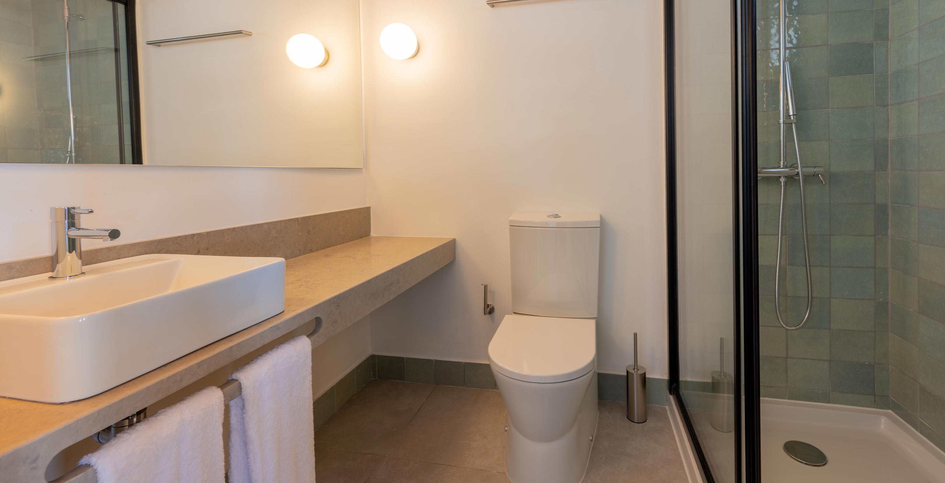 La Standard Green Villa de Pestana Comporta Village Residences tiene un baño con lavabo e inodoro