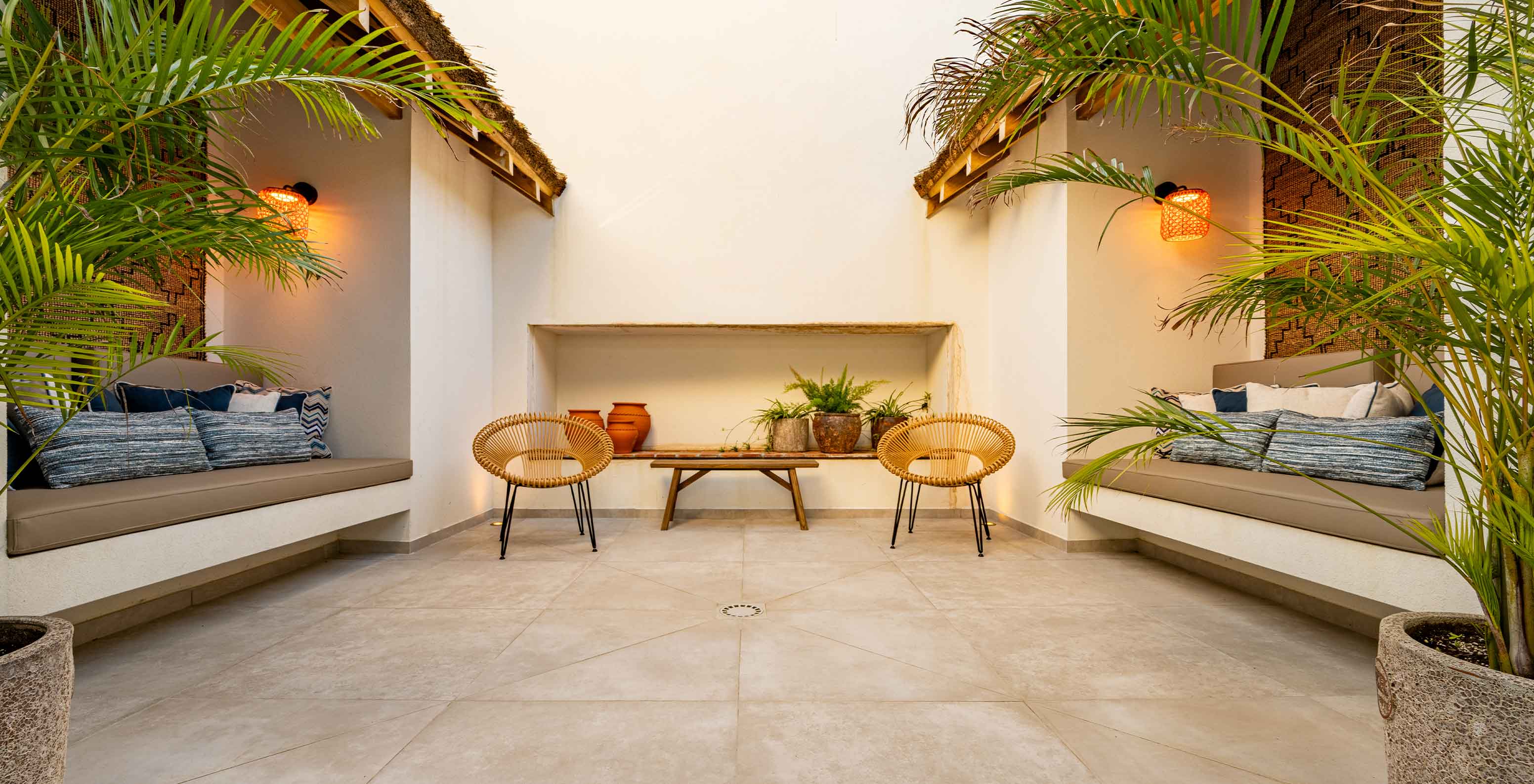 Área de estar al aire libre con bancos, sillas y vegetación, en Pestana Comporta Village Residences