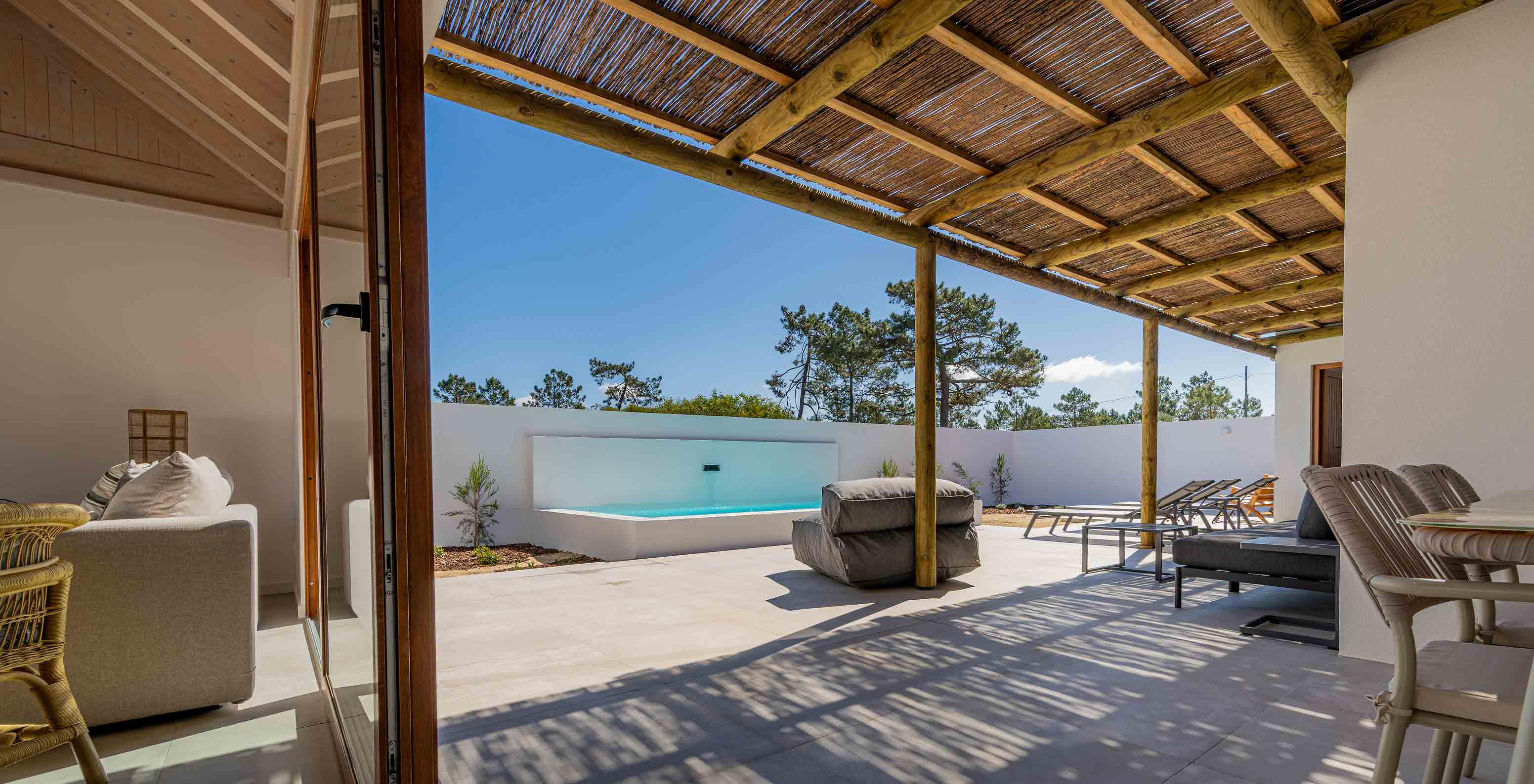 La Premium Villa de Pestana Comporta Village Residences tiene un patio con piscina y una cubierta de madera