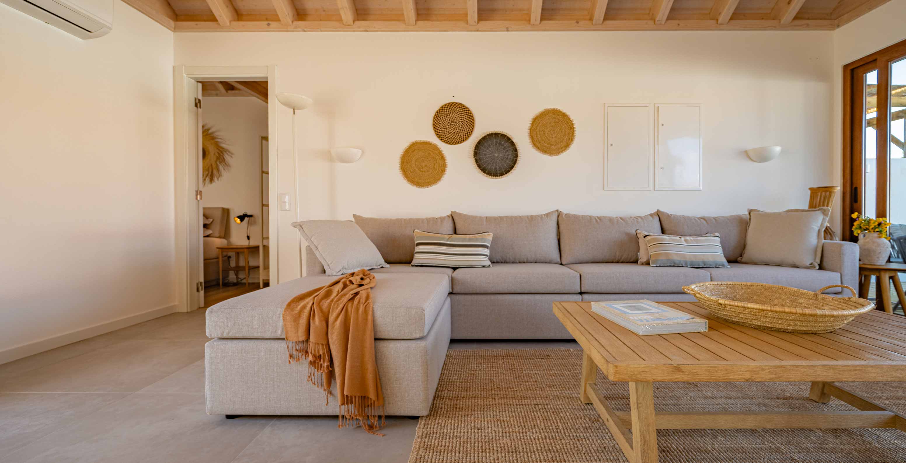 La Superior Green Villa de Pestana Comporta Village Residences tiene una sala de estar con sofá gris y mesa