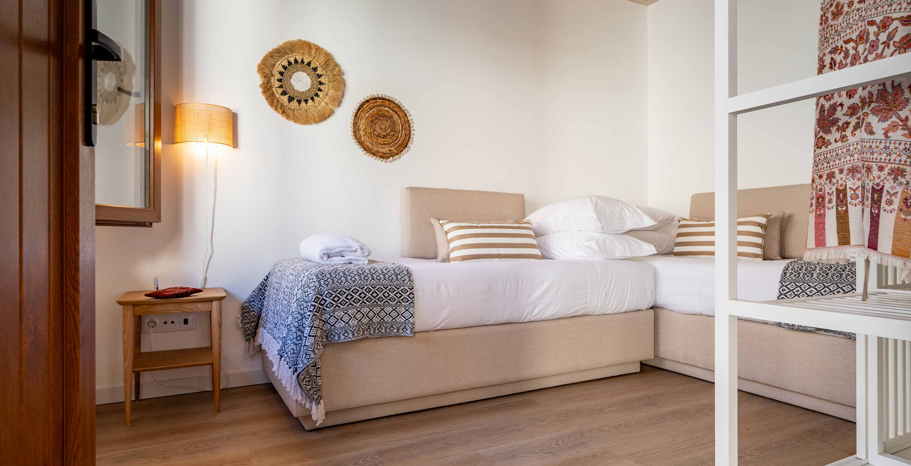 La Superior Villa de Pestana Comporta Village Residences tiene un pequeño dormitorio con sofá y decoración minimalista