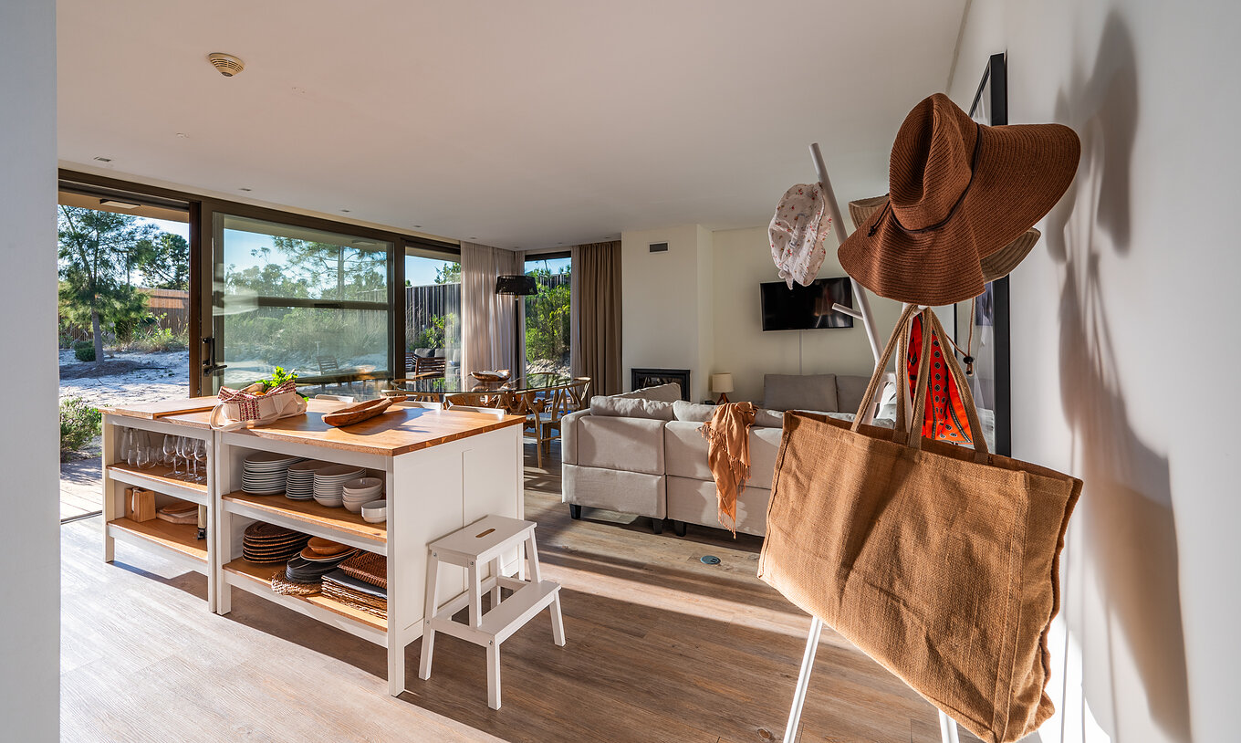 Las Beach Villas con Piscina Infantil del Pestana Tróia Eco Resort tienen una sala junta con la cocina, sofá y armarios