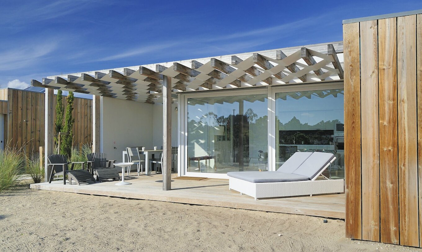 La Green Villa T3 del Pestana Tróia Eco Resort tiene una terraza con tumbonas, mesa y sillas