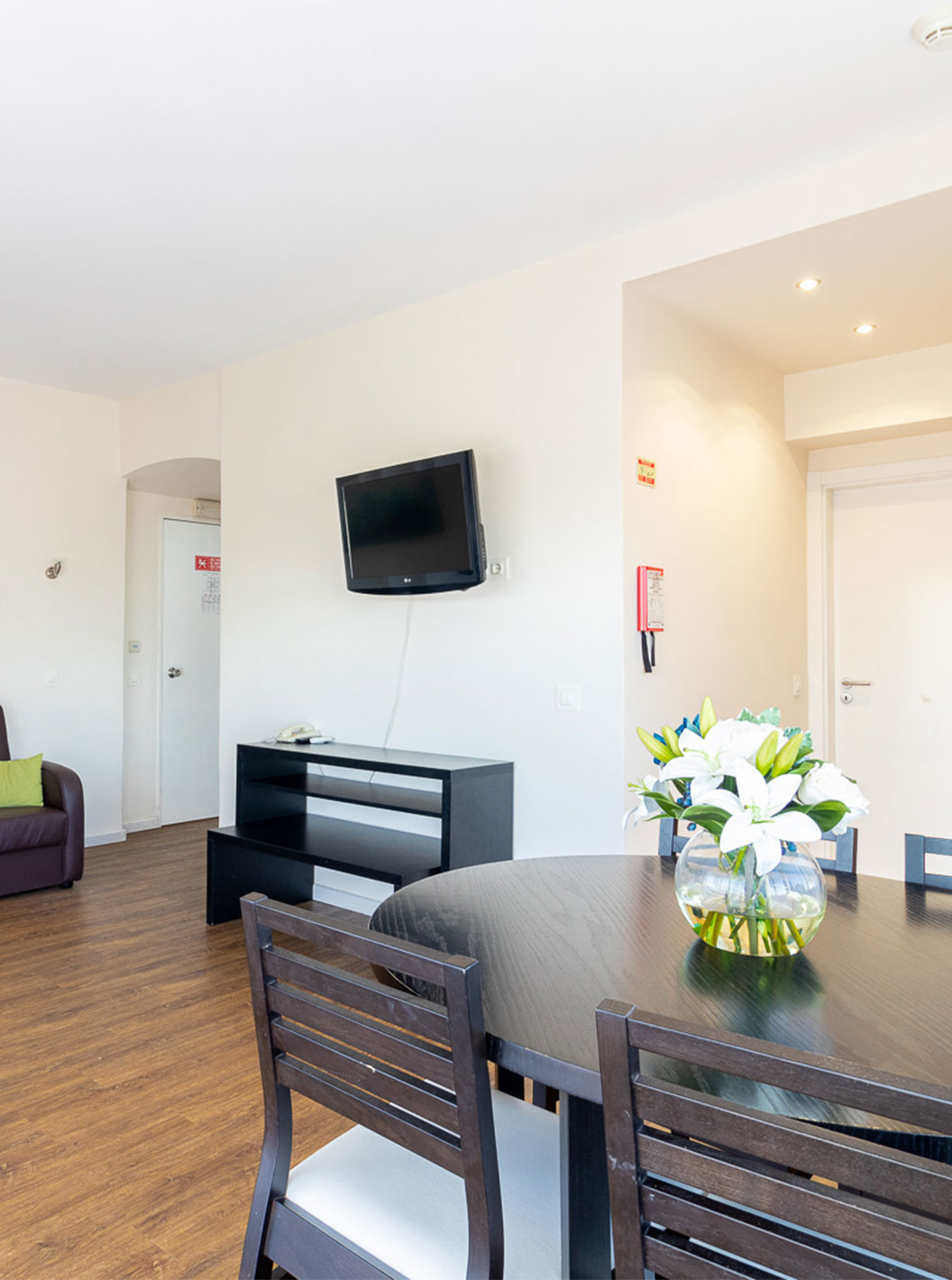 En el Apartamento T1 Vista Jardín del Pestana Alvor Atlântico puede aprovechar la sala con mesa, sofá y televisión