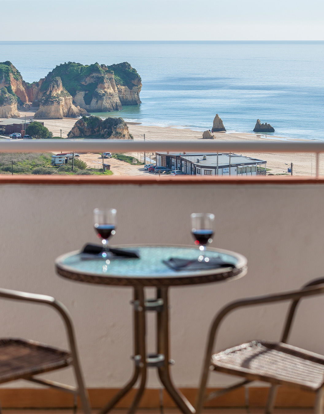 Mesa en una terraza con vista a la playa en los apartamentos Pestana Alvor Atlântico
