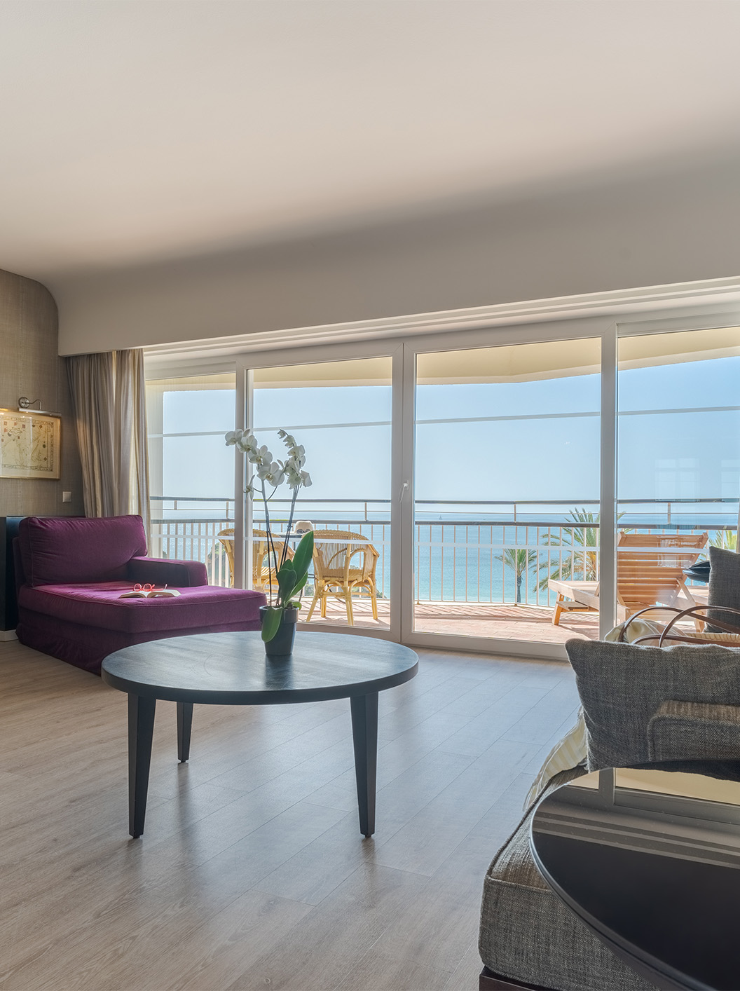 La Suite Luxo Vista Mar del Pestana Alvor Praia tiene sala con sofá, poltrona, mesa, televisión y terraza con vista mar