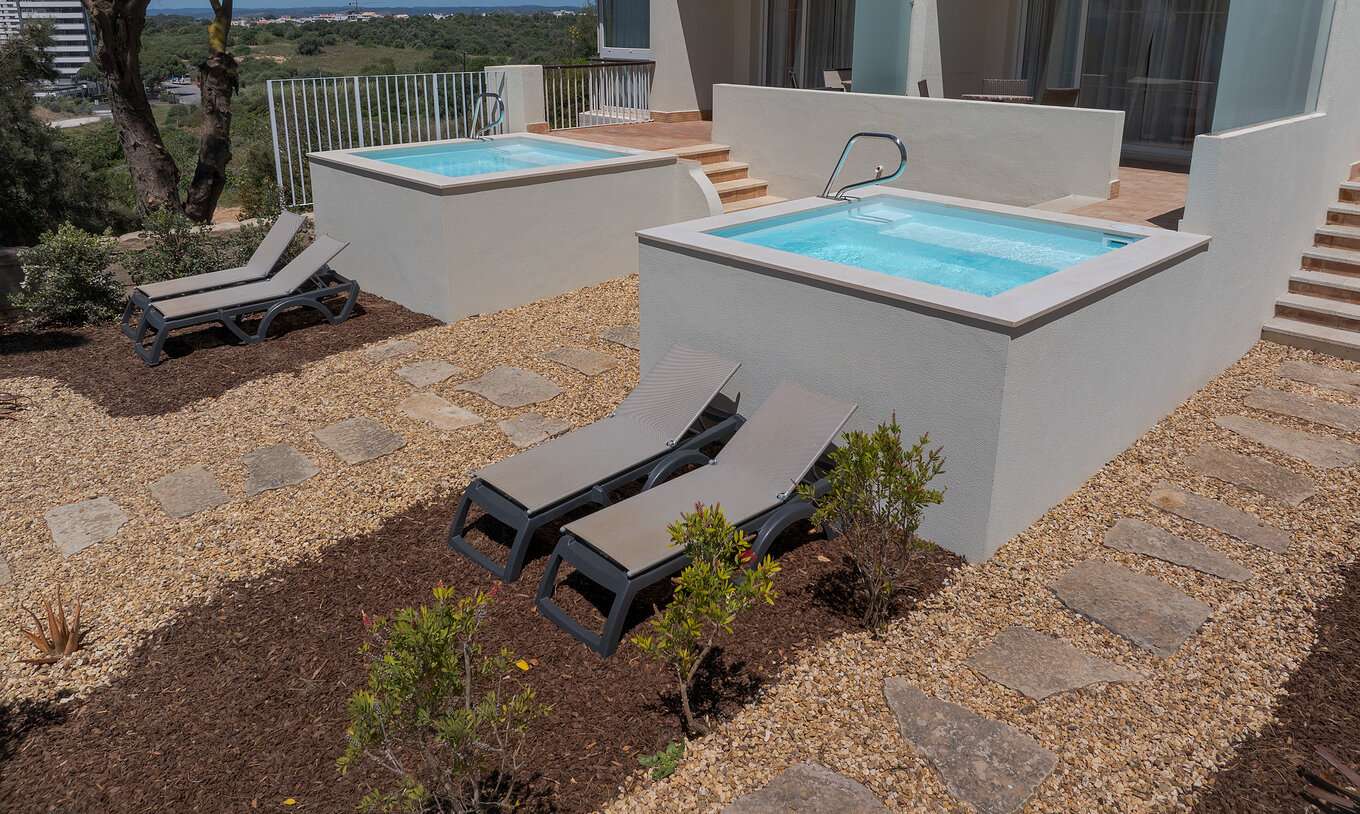 El Estudio con piscina de inmersión privada del Pestana Alvor Praia tiene terraza, piscina de inmersión privada y tumbonas