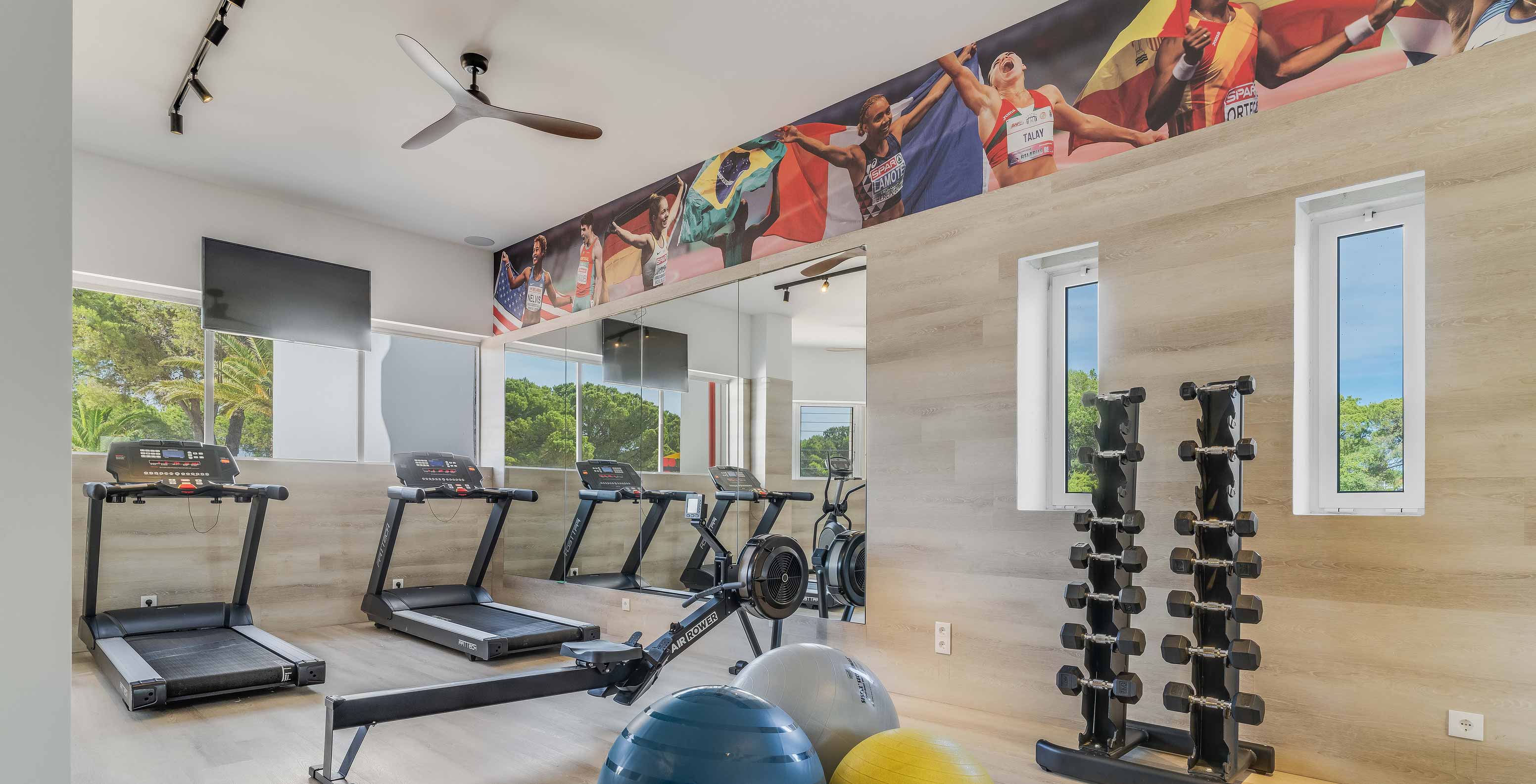 El Pestana Blue Alvor Beach, hotel de 5 estrellas con piscina y cerca de la playa, tiene un gimnasio con varias cintas de correr y pesas