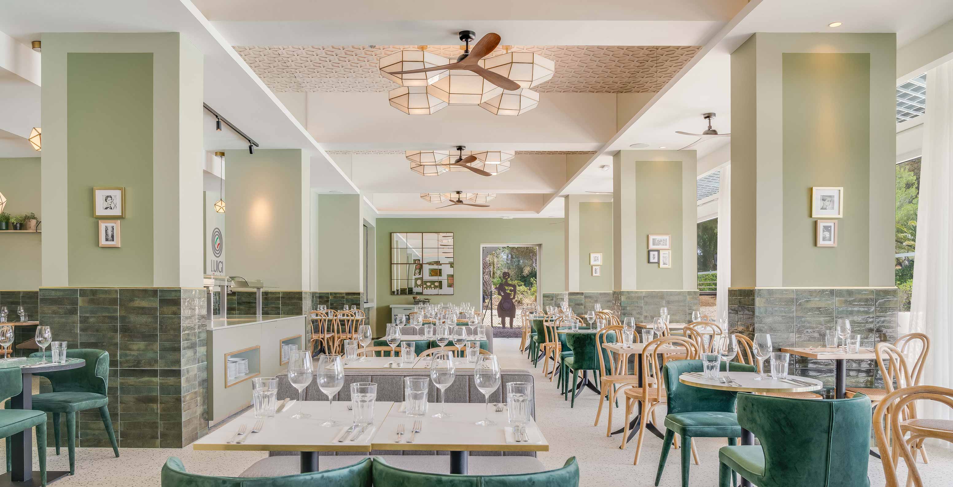 El restaurante Luigi, del Hotel Todo Incluido en el Algarve, tiene mesas con sofás y sillas cómodas para comer