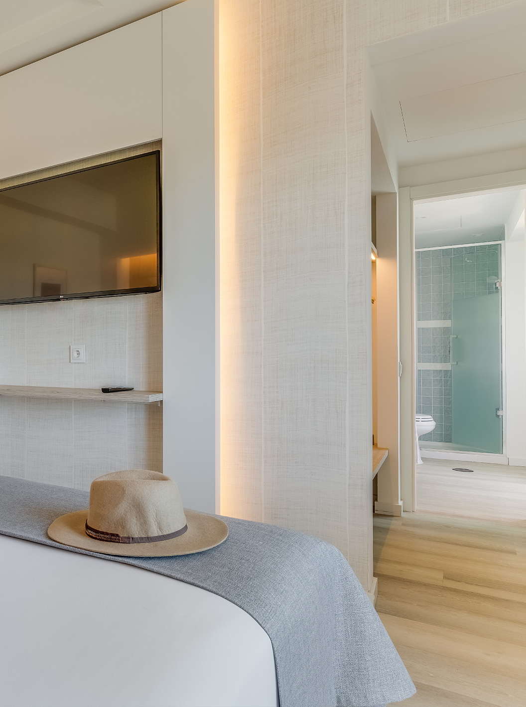 El Cuarto Clásico Vista Jardín del Pestana Blue Alvor Beach tiene dos camas individuales y televisión frente a la cama