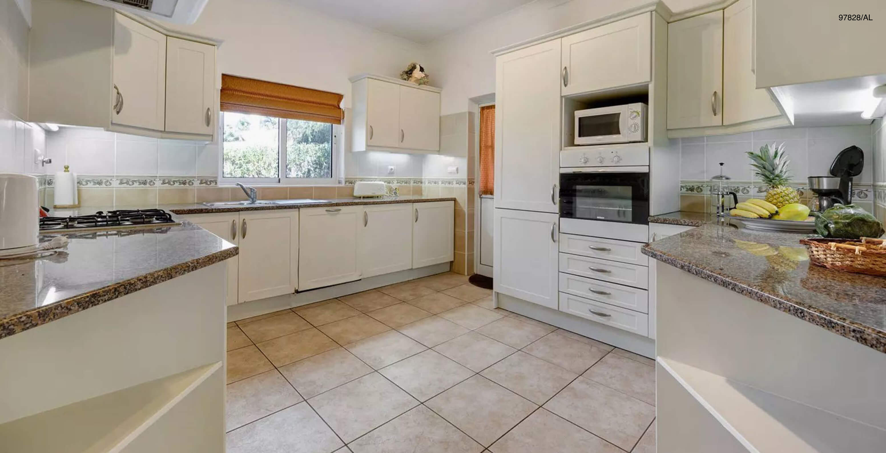 La villa Pestana Carvoeiro Golf V3 Estándar tiene una cocina equipada con gabinetes blancos y electrodomésticos