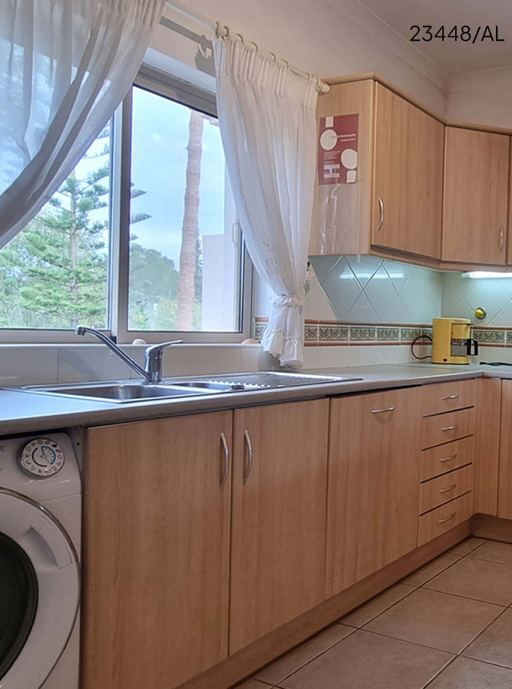 El apartamento Pestana Carvoeiro Golf T1 Estándar tiene una cocina equipada con gabinetes de madera y electrodomésticos